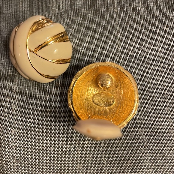 Gay Boyer clip on earrings - Picture 7 of 7